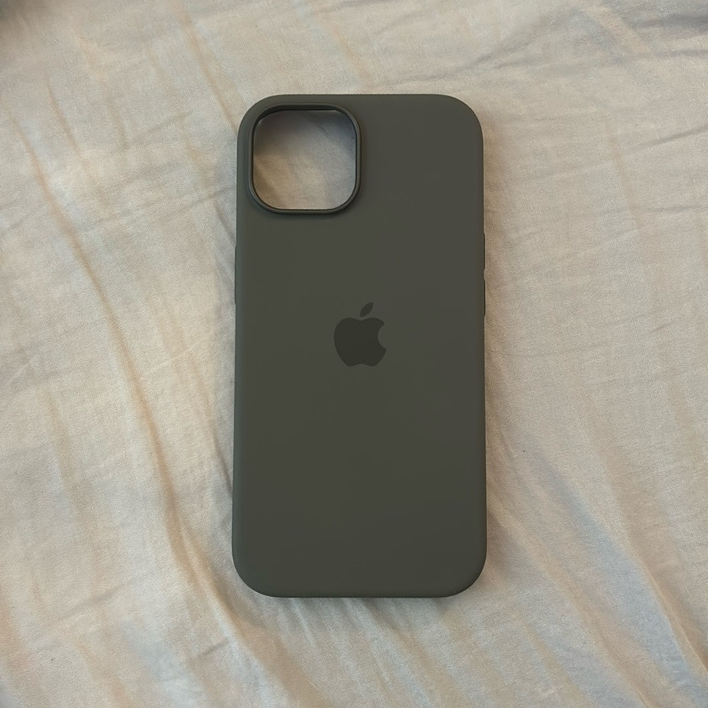 NWOT Gray Apple iPhone 15 MagSafe case